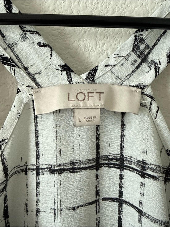 LOFT Dresses & Skirts - LOFT Black & White Sleeveless Printed Blouse